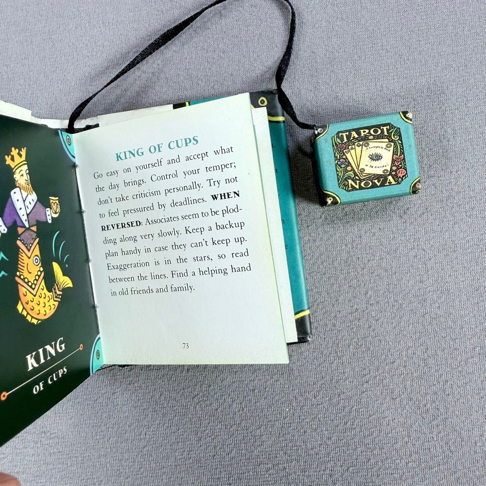 Tarot Nova Green Tarot Deck and Attached Pouch - Picture 2 of 7